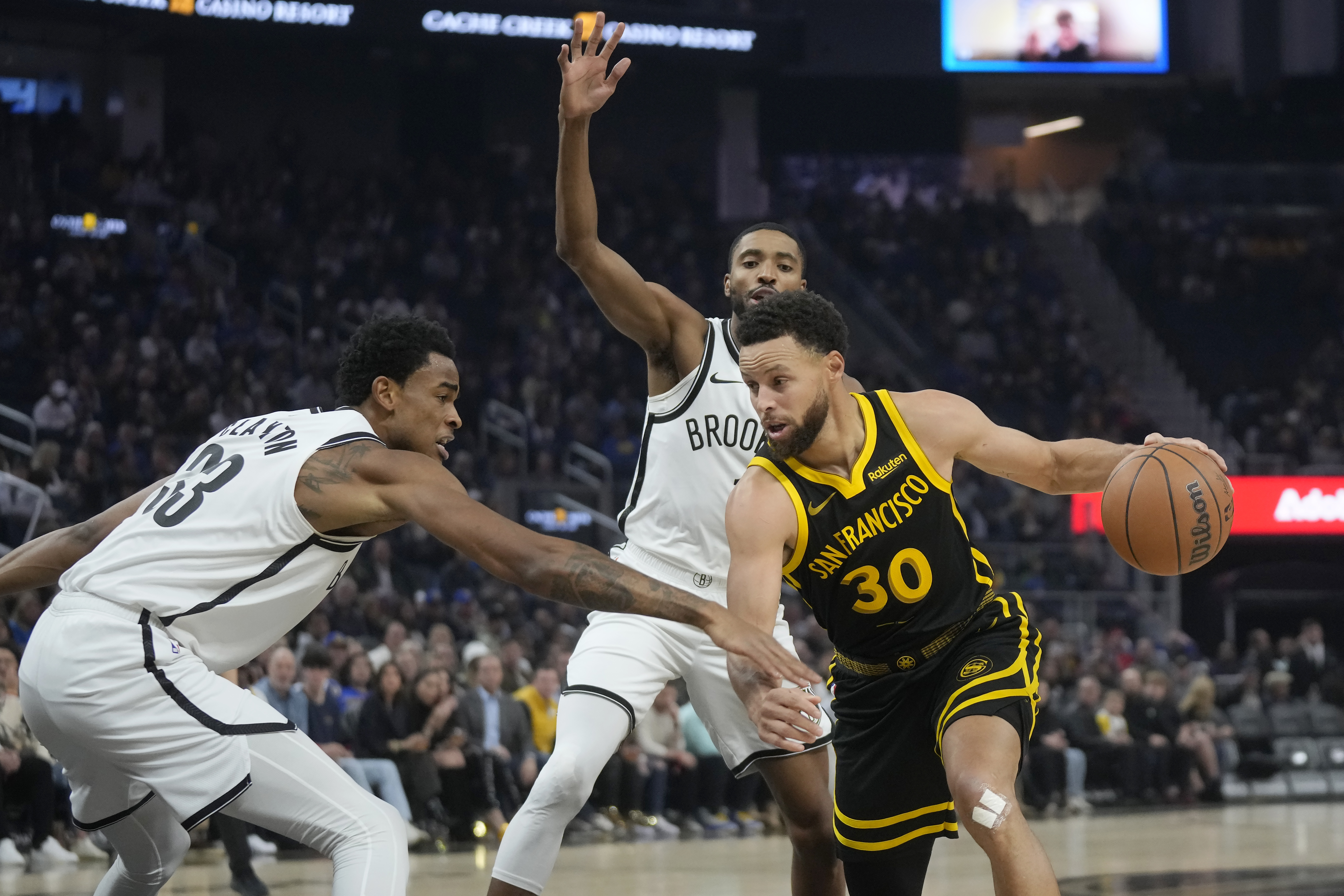 Stephen Curry helps Warriors fend off Nets, 124-120