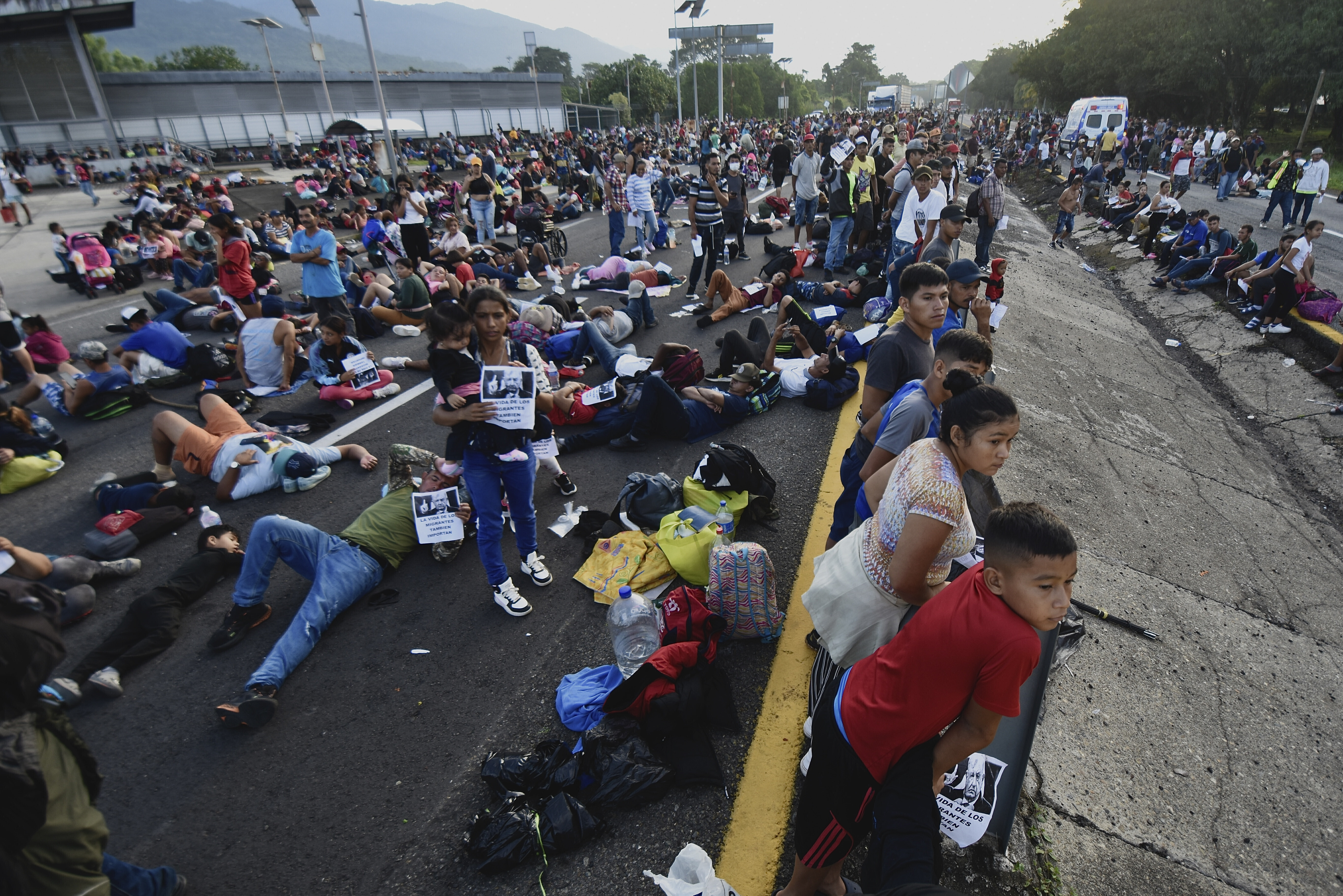 Migrantes levantan el bloqueo en la frontera sur de M xico y se