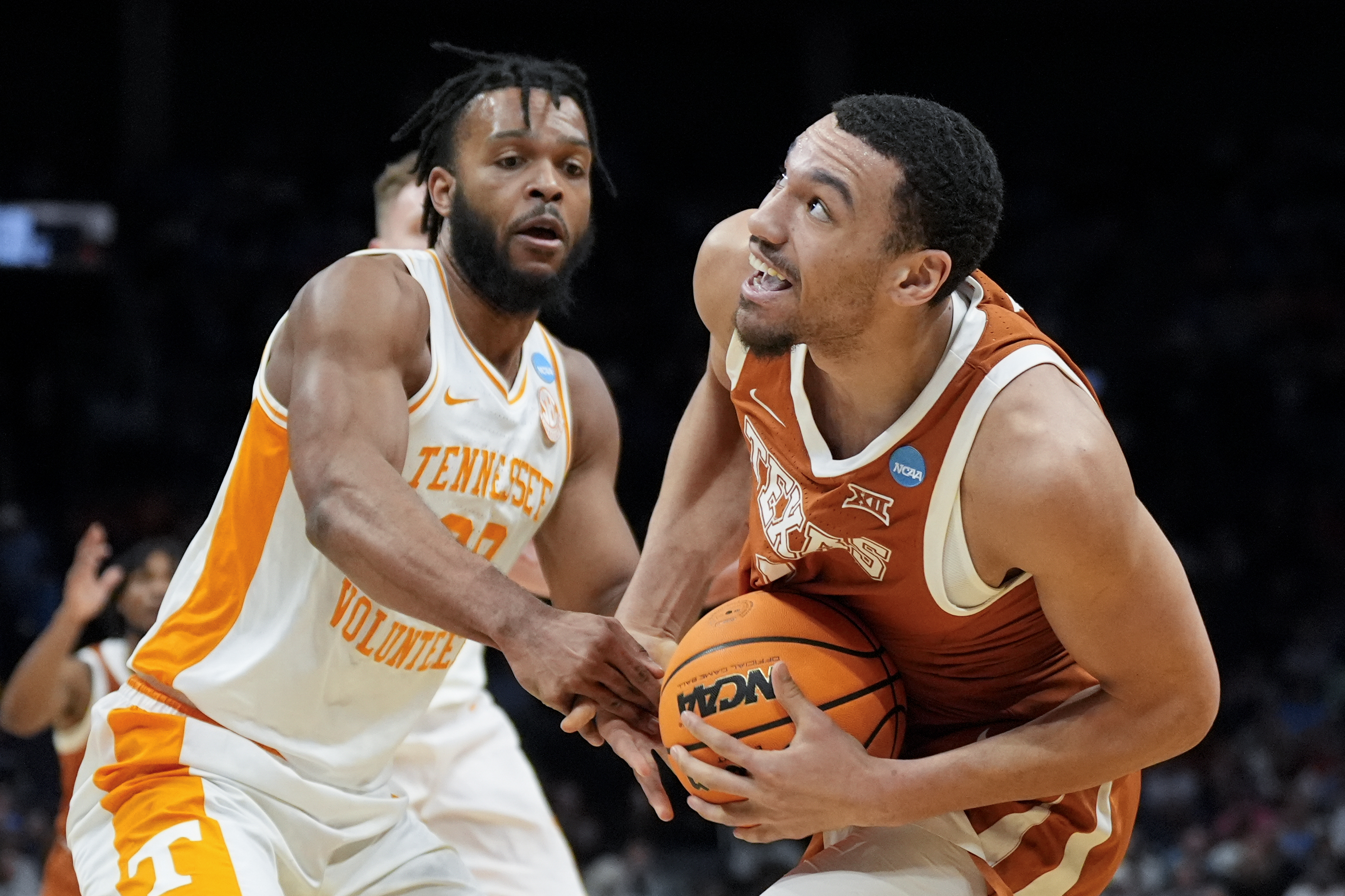 All-American Dalton Knecht leads No. 2 Tennessee back to the Sweet 16 with 62-58 win over Texas | AP News