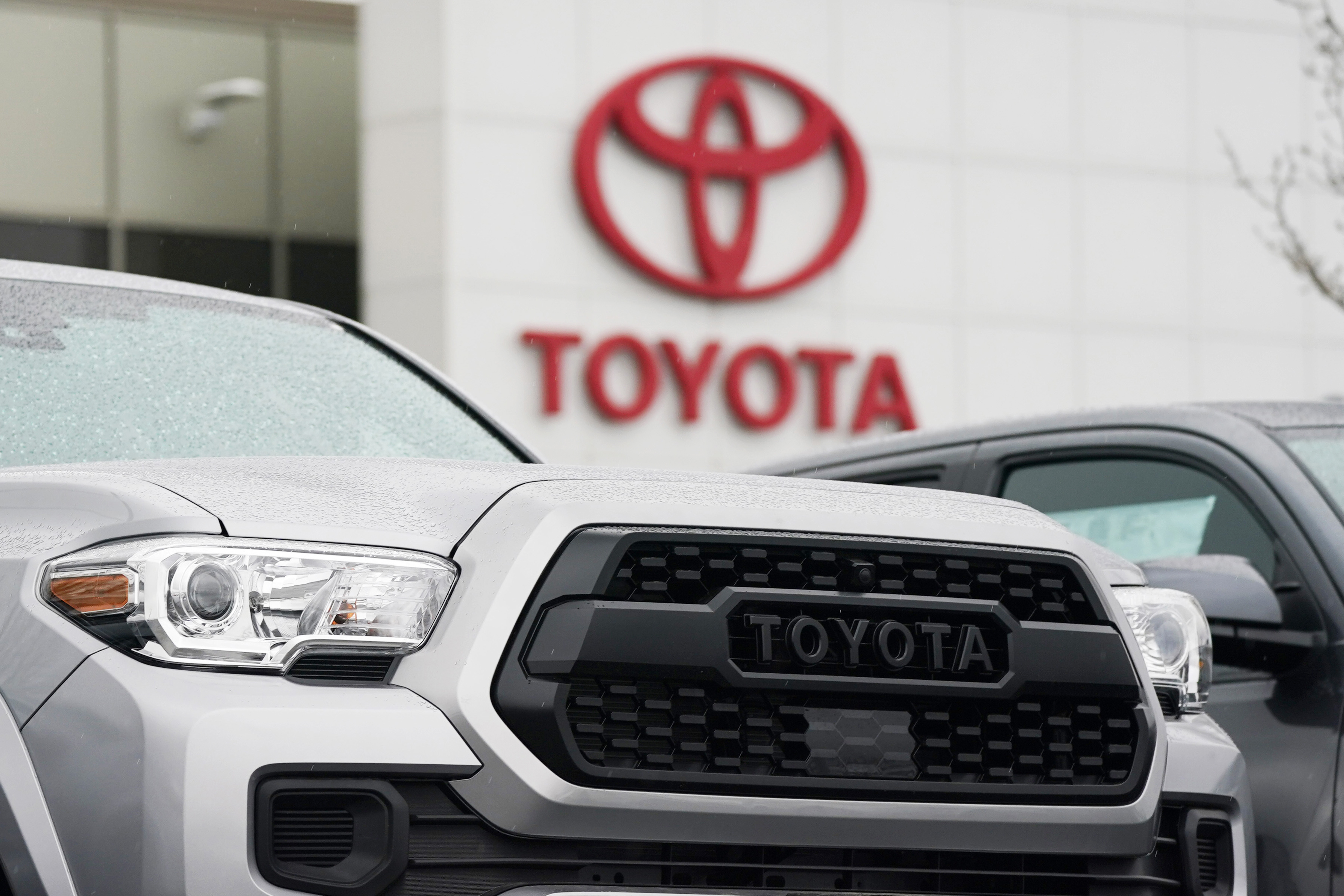 Toyota recalling 1 million vehicles for potential air bag problem