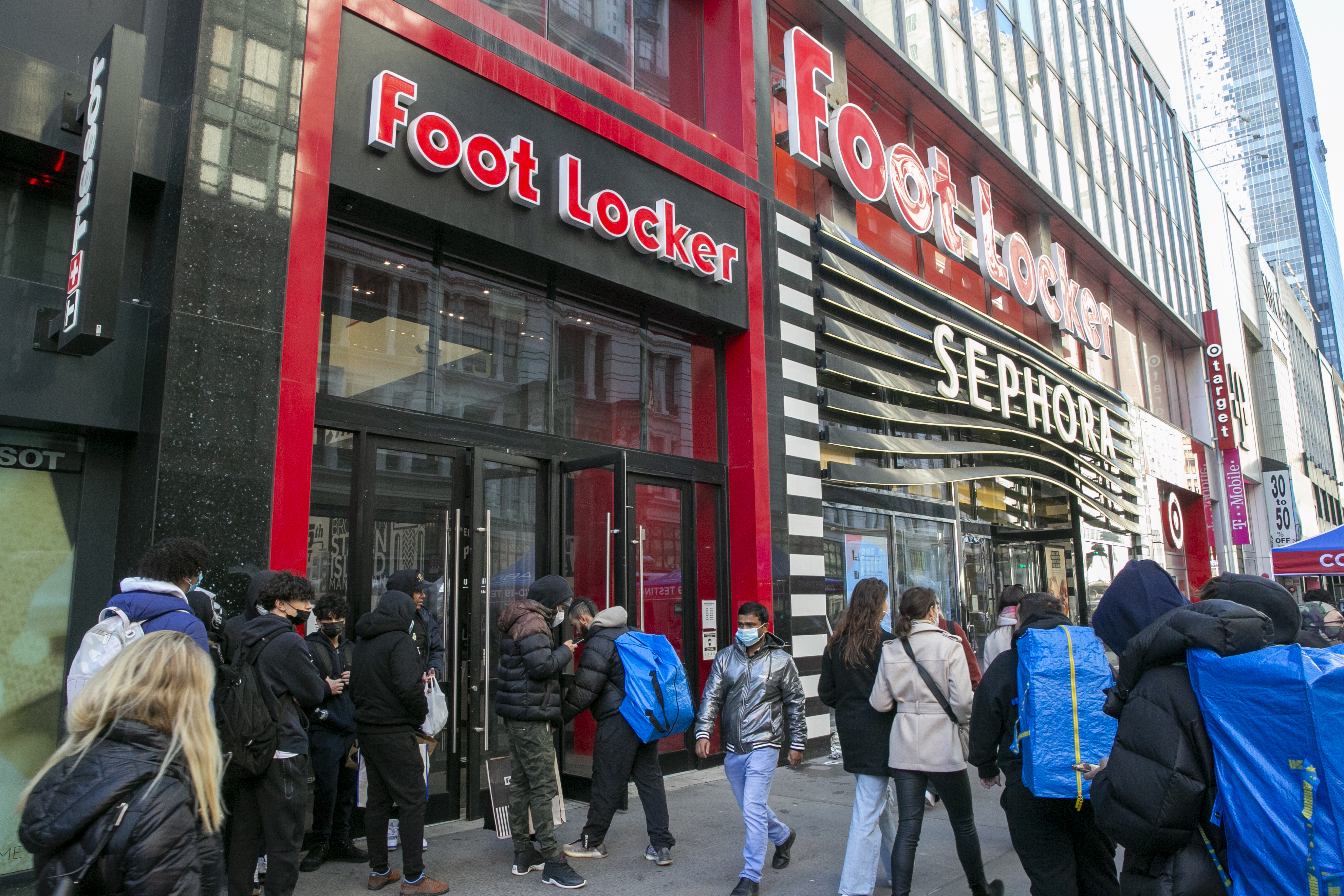 Foot Locker slumps as weak demand, heavy discounts drive annual outlook cut