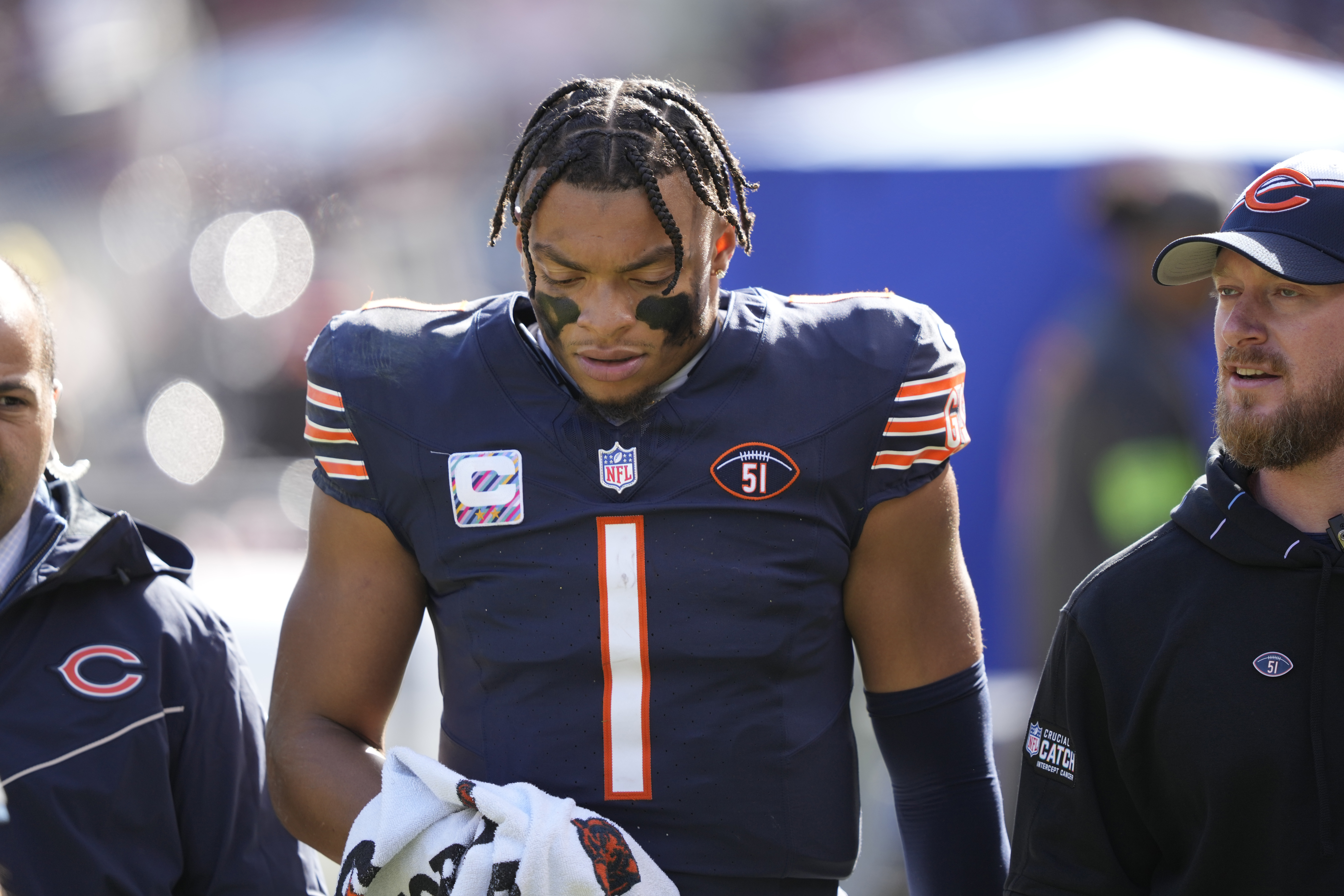 Chicago Bears QB Justin Fields leaves loss to Vikings with right