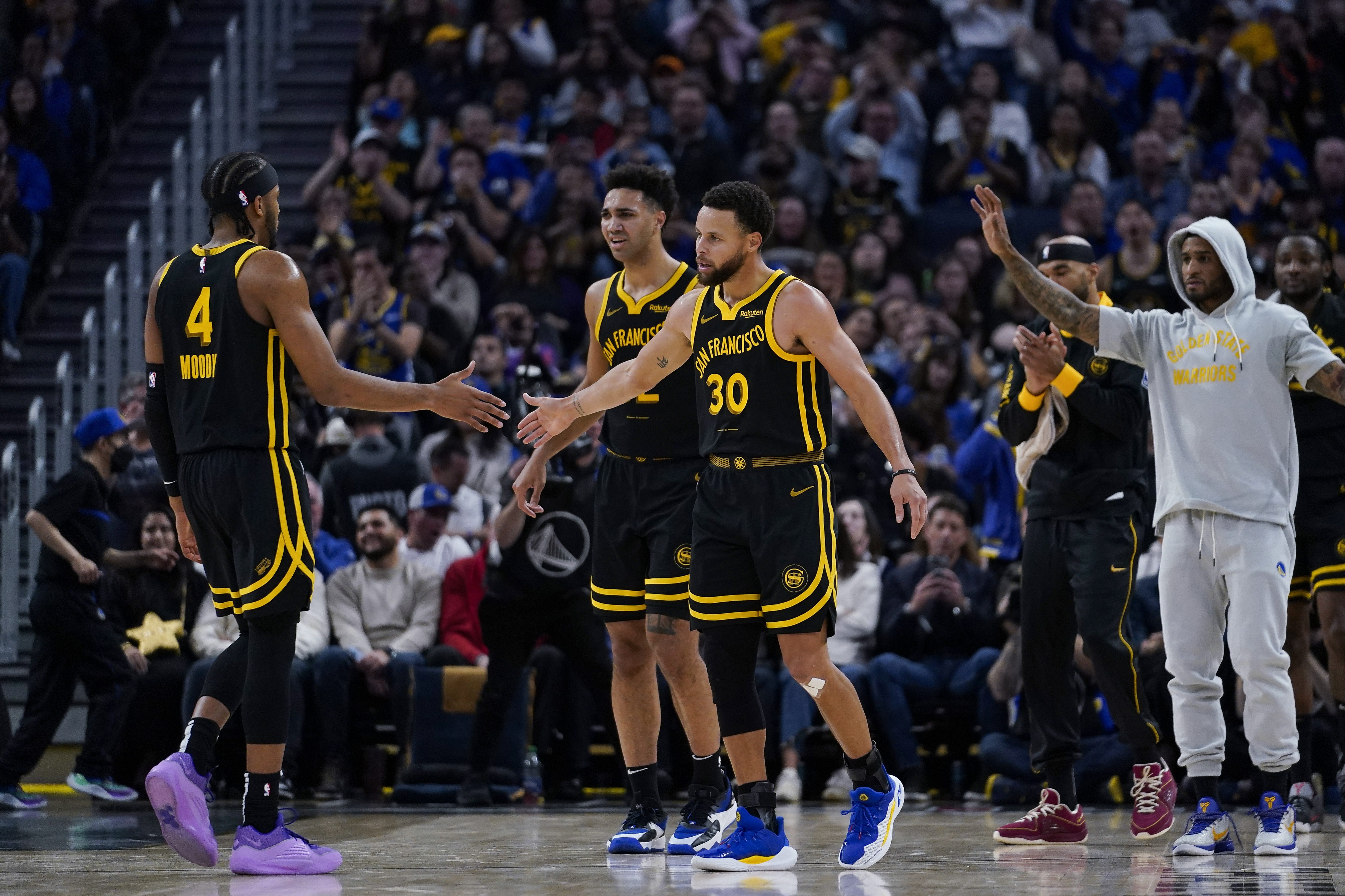 Stephen Curry outduels former teammate Jordan Poole to help