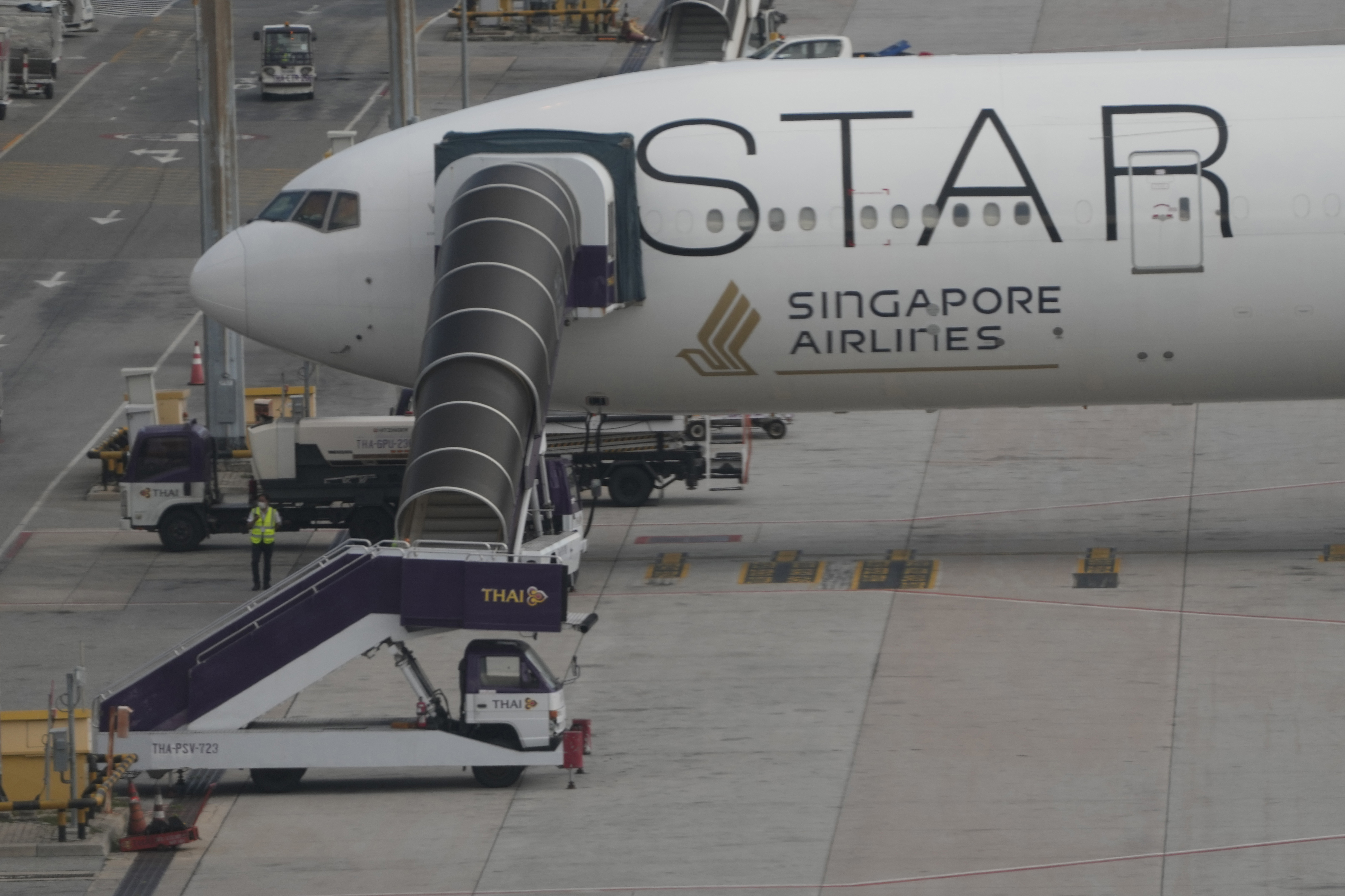 Passengers describe turbulence-hit Singapore Airlines flight | AP News