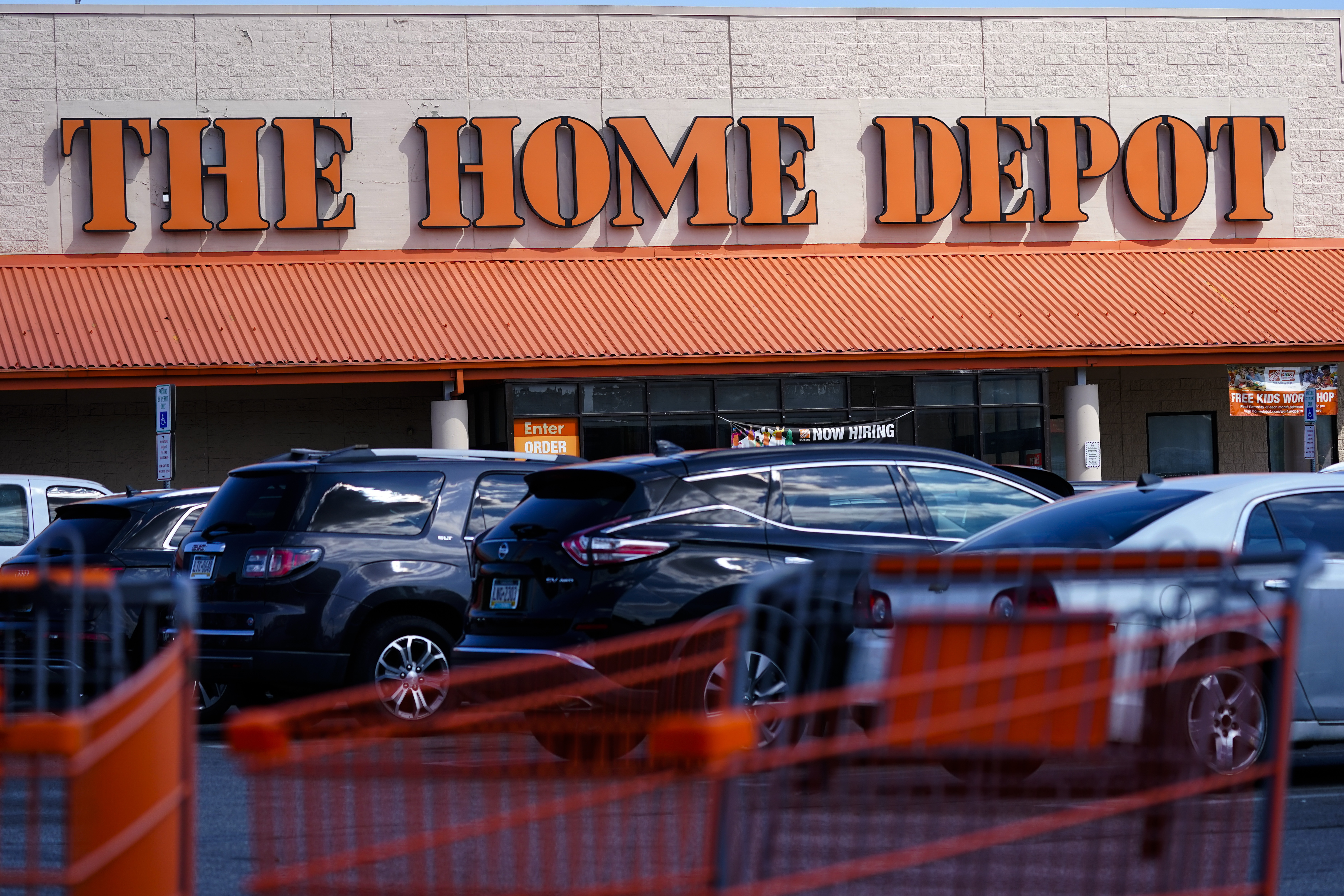 Home Depot jumps as sales rise on home-improvement demand - BNN Bloomberg