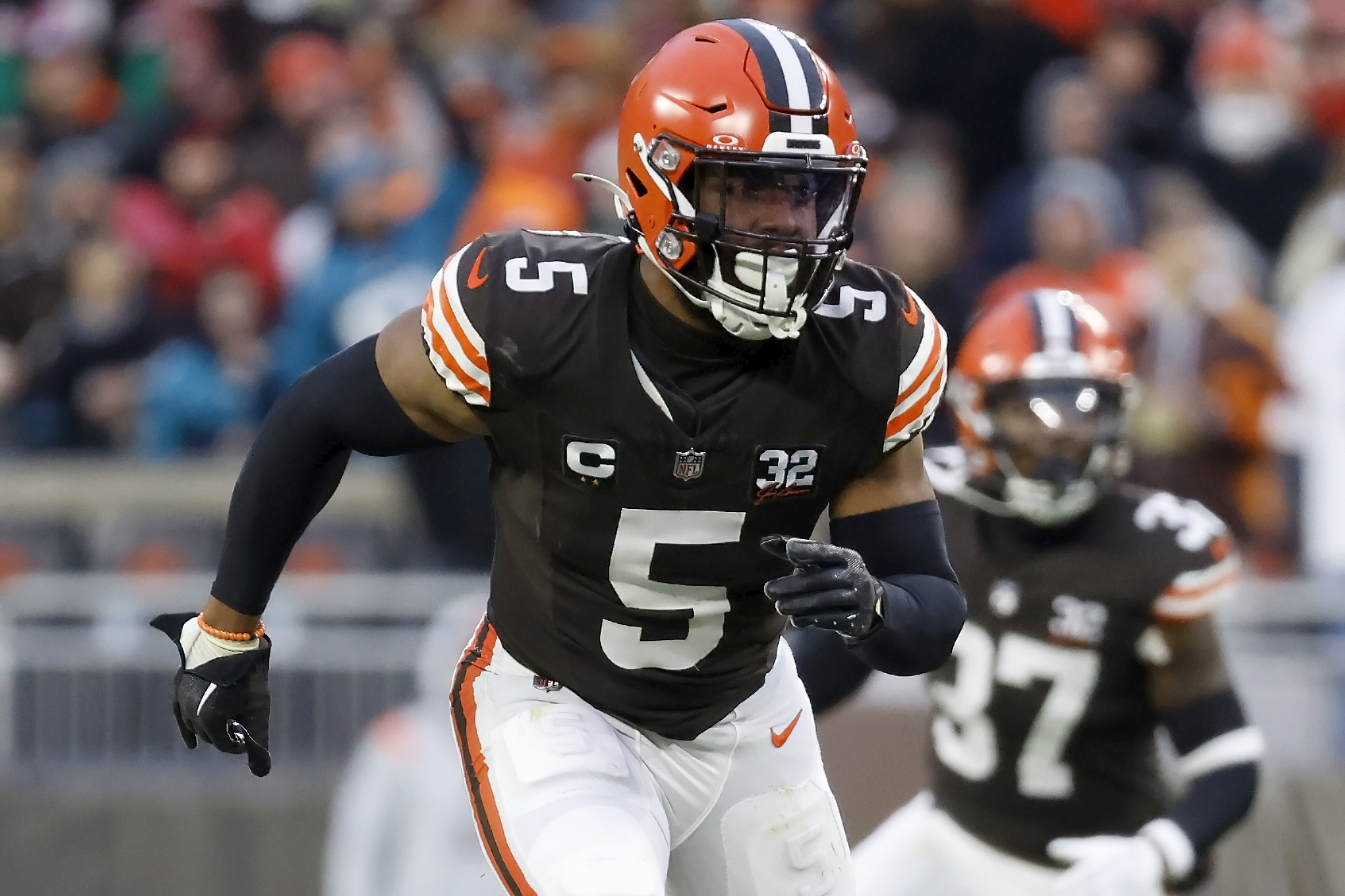 Browns LB Anthony Walker Jr. placed on injured reserve, knocking team  captain out of playoffs | AP News