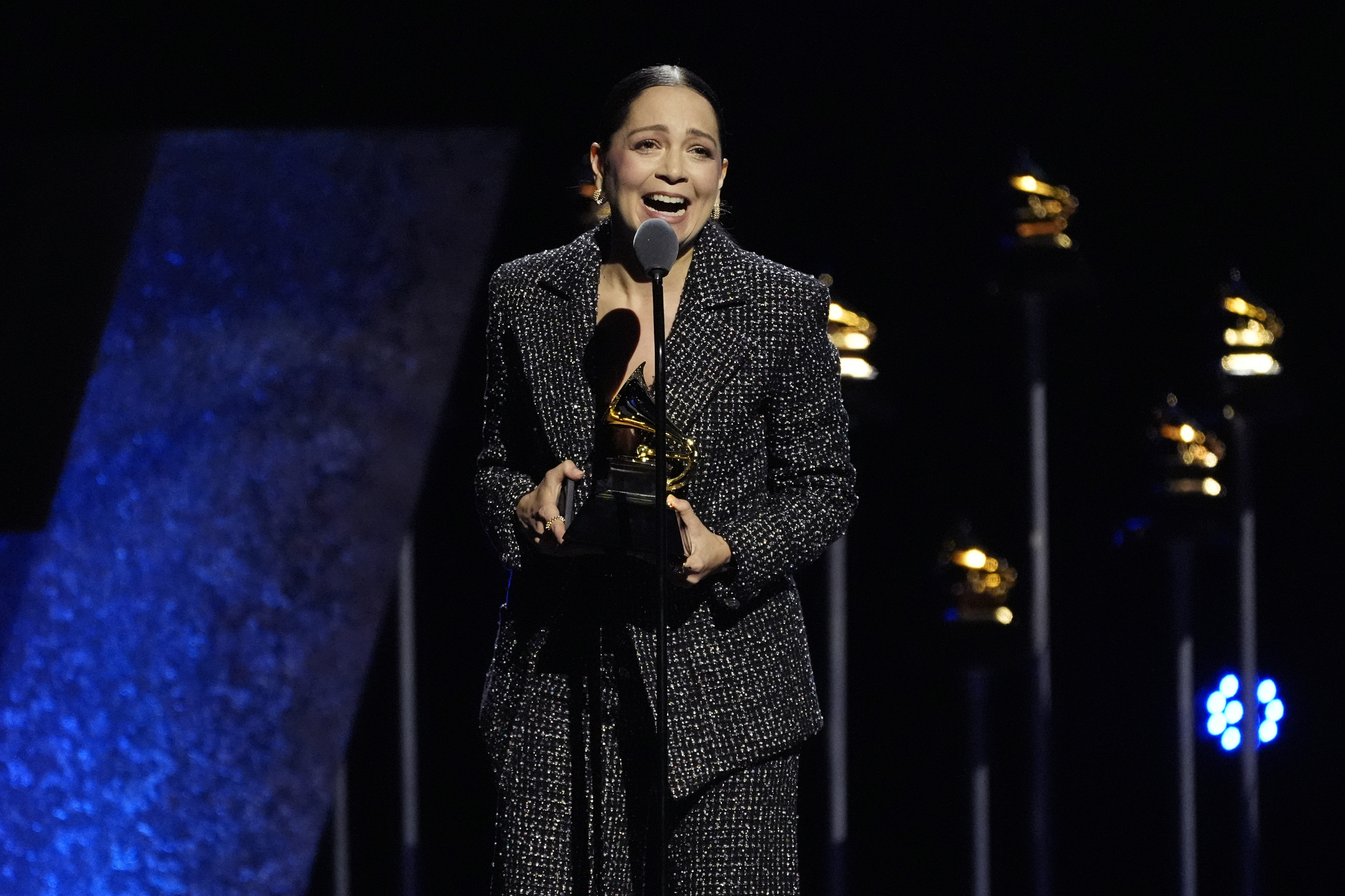 Lafourcade y Juanes empatan en los Grammy, Peso Pluma gana su primera  estatuilla | AP News