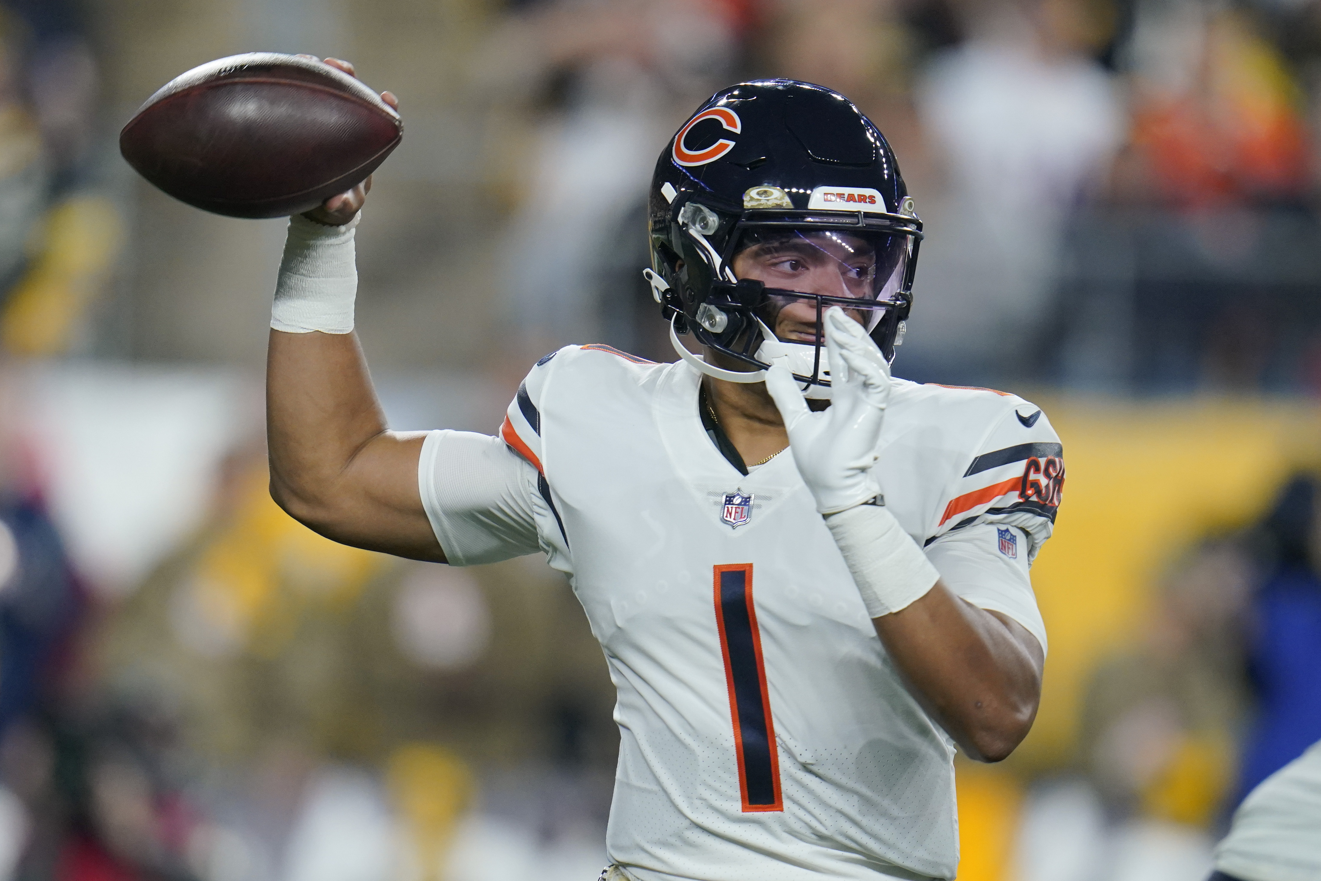 Chicago Bears trade Justin Fields to Steelers, AP source says | AP News