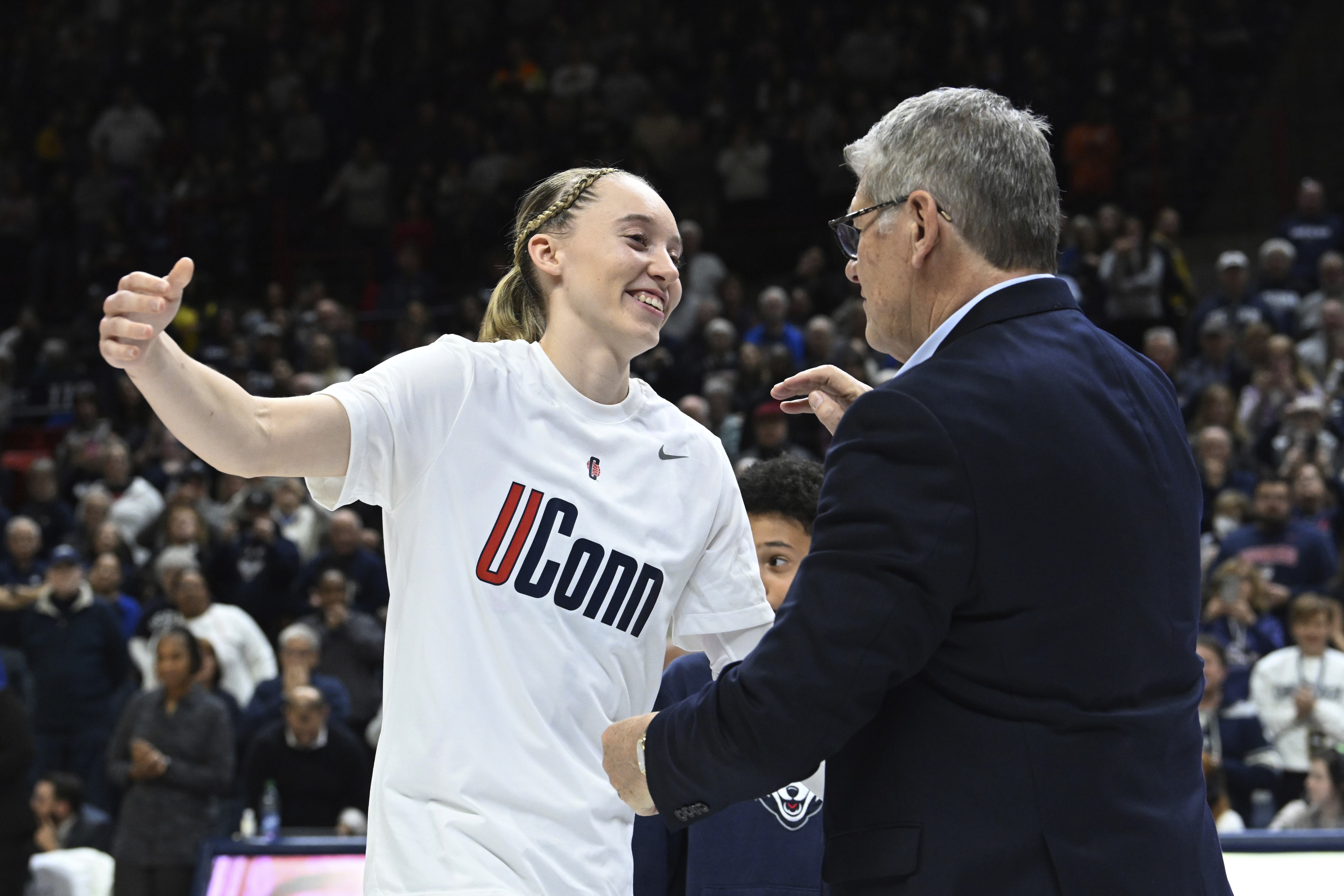 Paige Bueckers and Geno Auriemma both announce they will spend at least one  more year at UConn | AP News