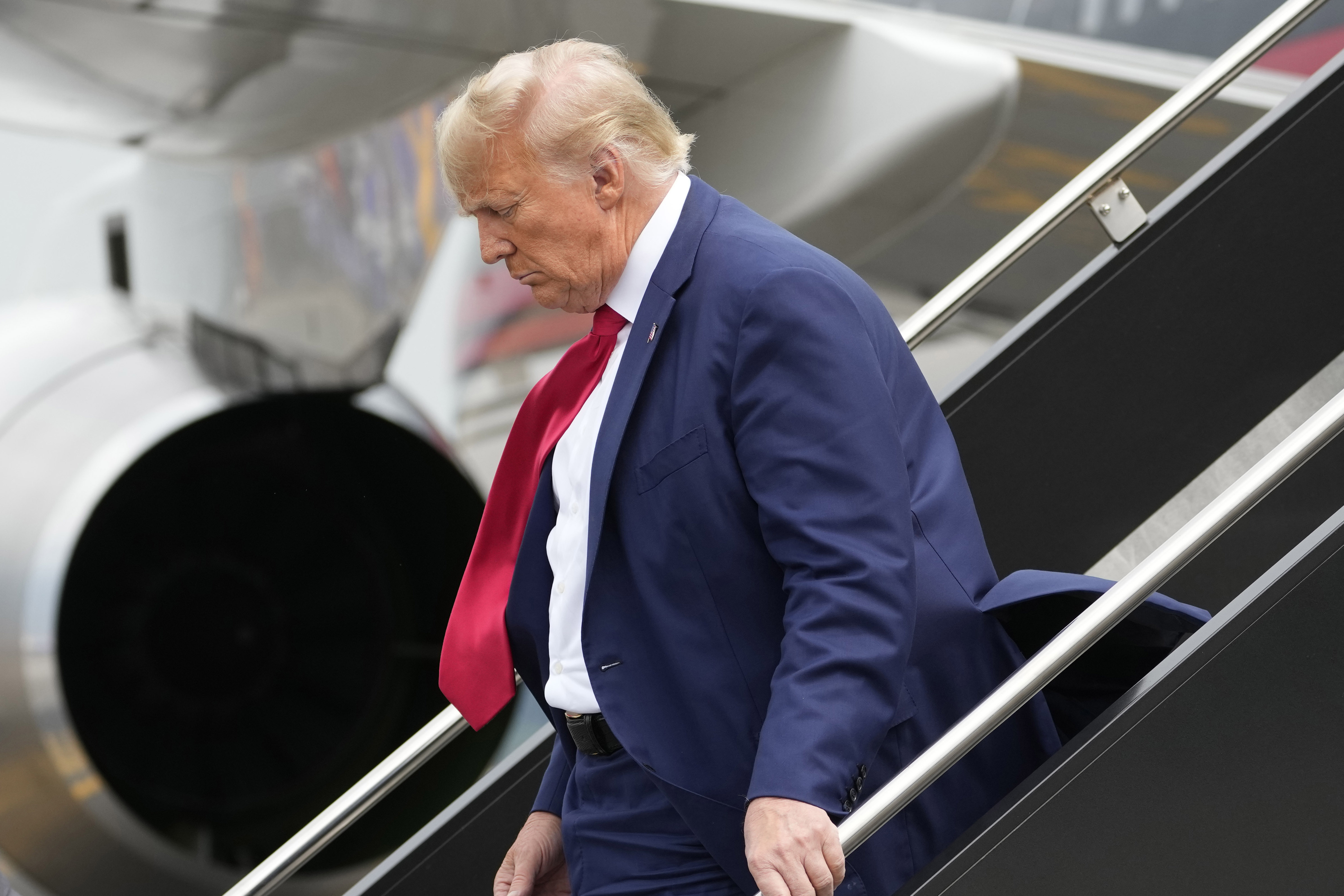 Trump arrives at courthouse to face charges he tried to overturn the 2020  election | AP News