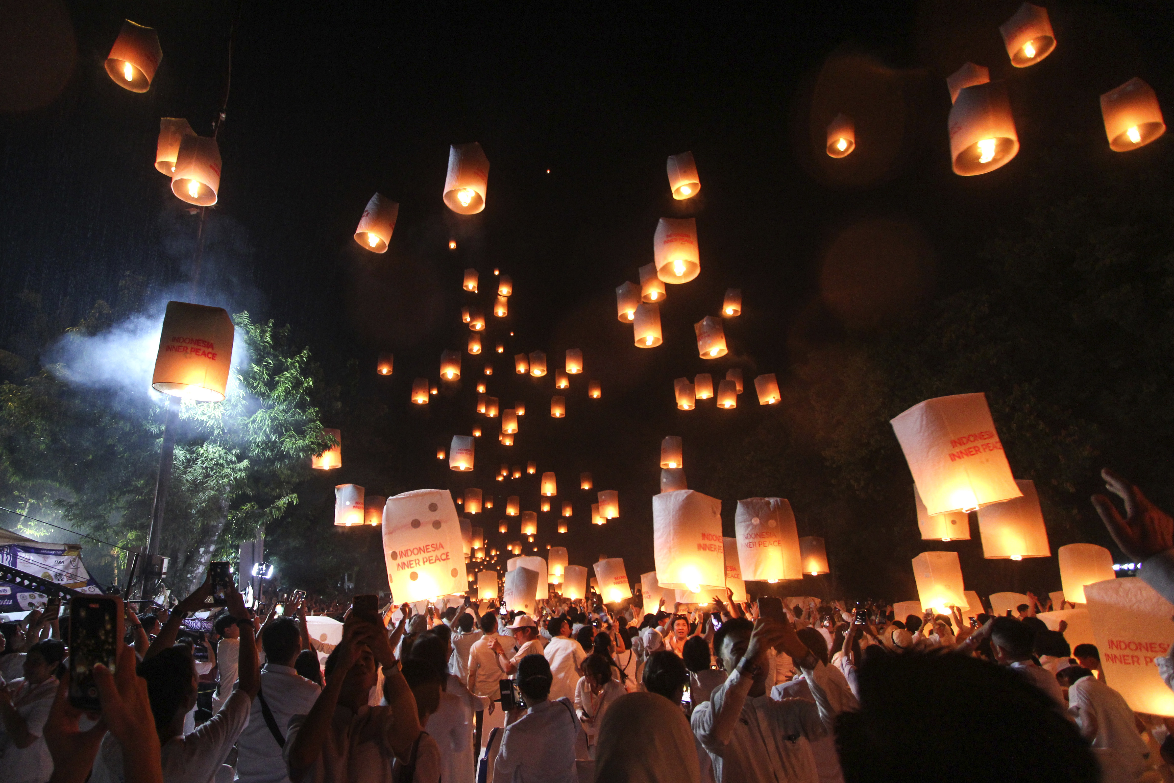 From South Korea to India, devotees mark the birthday of Buddha with  lanterns and prayers | AP News