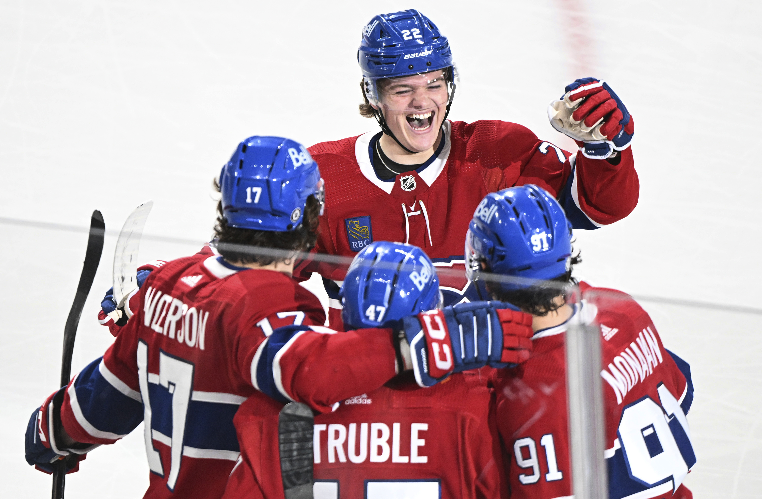 Monahan's late goal lifts Canadiens past Islanders 4-3 in Roy's